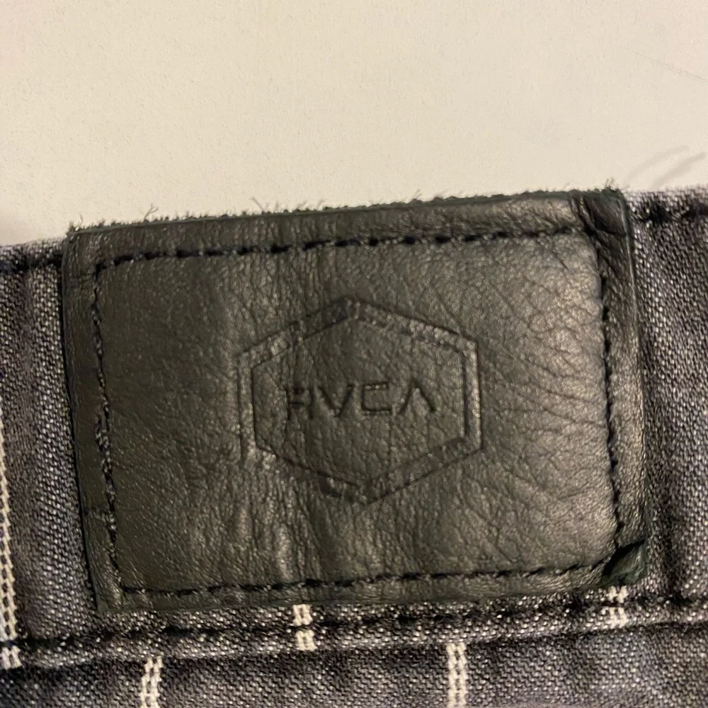 RVCA Rowdy Denim Mini Skirt Stone Washed Black High Rise‎ Raw Hem Size 27